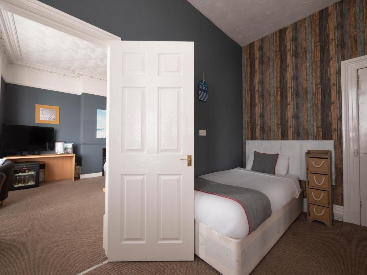 Oyo Pier Hotel Rhyl Eksteriør bilde